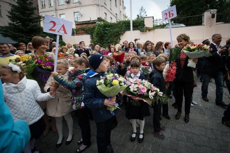 Первое сентября день знаний. Лицей 36 оао ржд иркутск 1 сентября. Родители провожают ребенка в школу 1 сентября. Школа 1221 учителя. 1 сентября 2012.