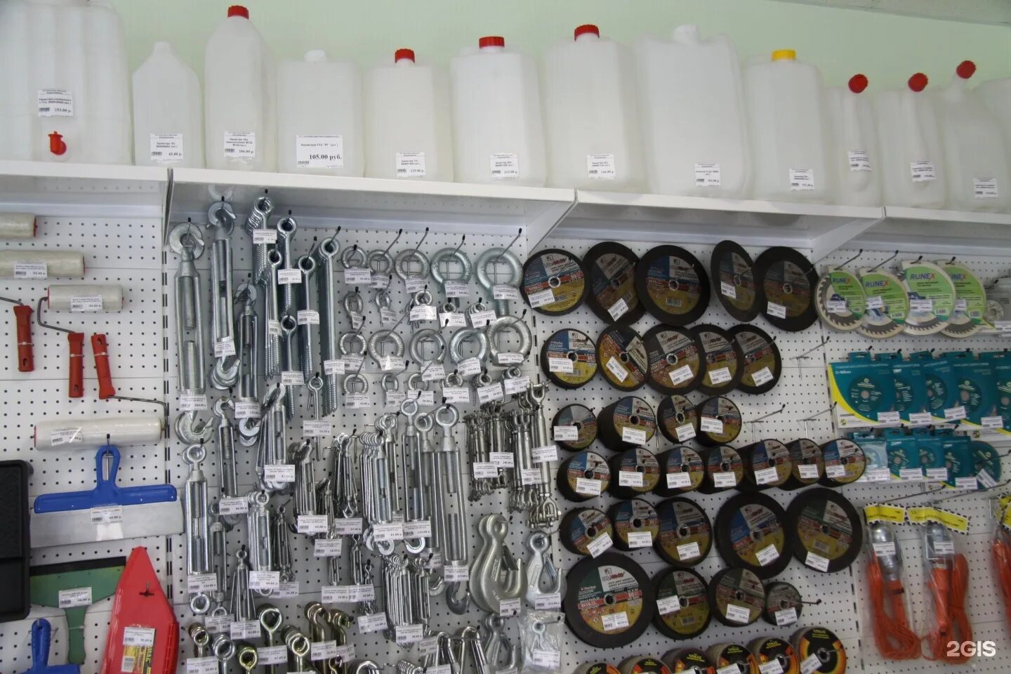 Фирменный магазин лепсе. Крепеж на лепсе 26 киров. 0295 крепеж-клипса с дюбелем серая д16 (100шт/1500шт уп/кор). Крепеж лепсе. Ленина 83 бердск.