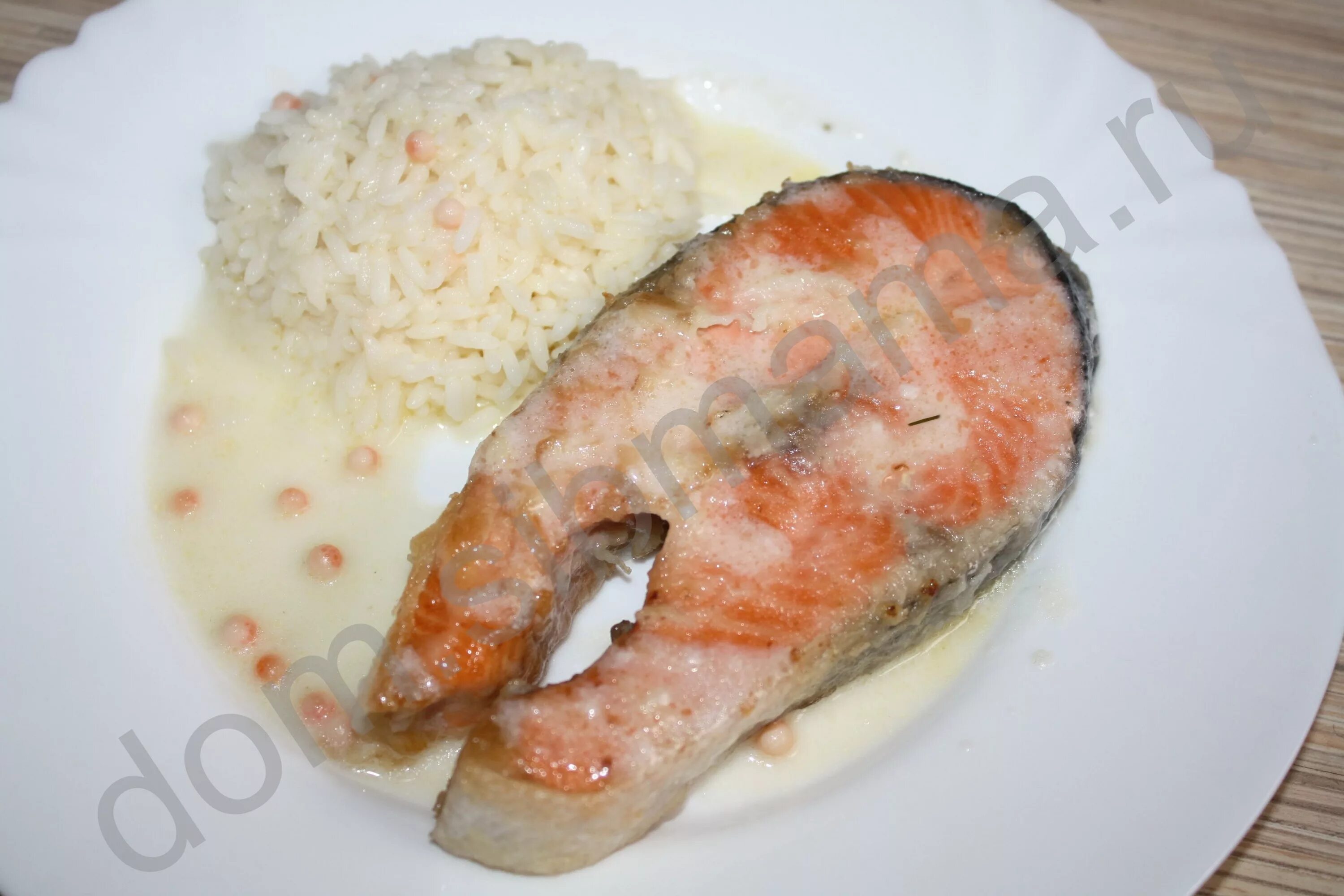 Прожаренный стейк форели. Стейк из форели на сковороде. Стейк форели на сковороде. Белая форель жареная на сковороде. Как пожарить форель сочной.