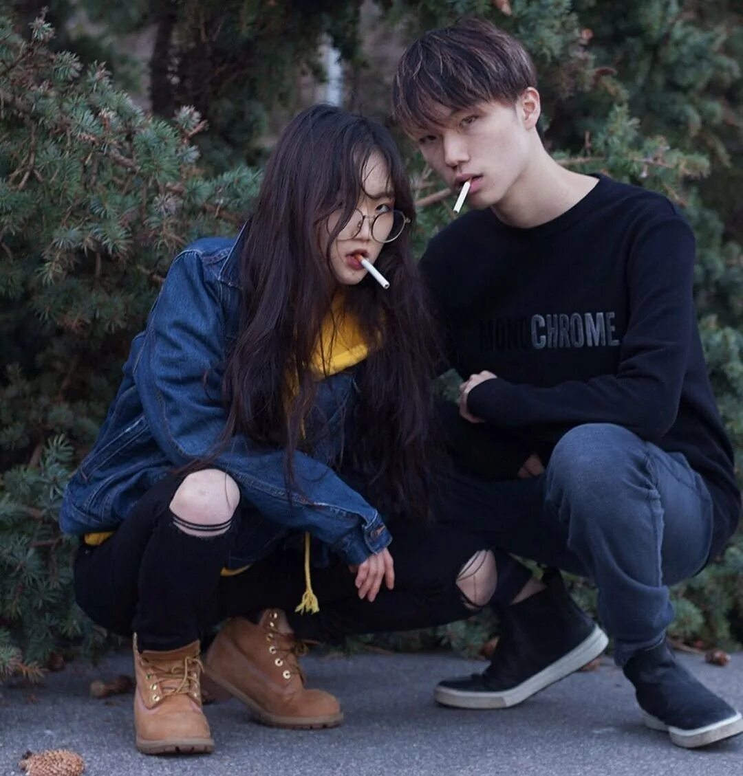 Девушка и сестра парня. Корейские парочки. парень и девушка корейцы. корейские друзья парень и девушка. корейские лучшие друзья парни и девушки.