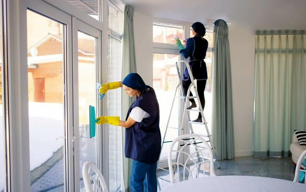 Мойка окон клининговая компания. Уборка коттеджей. Уборка квартир. Мойка окон. Мойка окон в квартире.