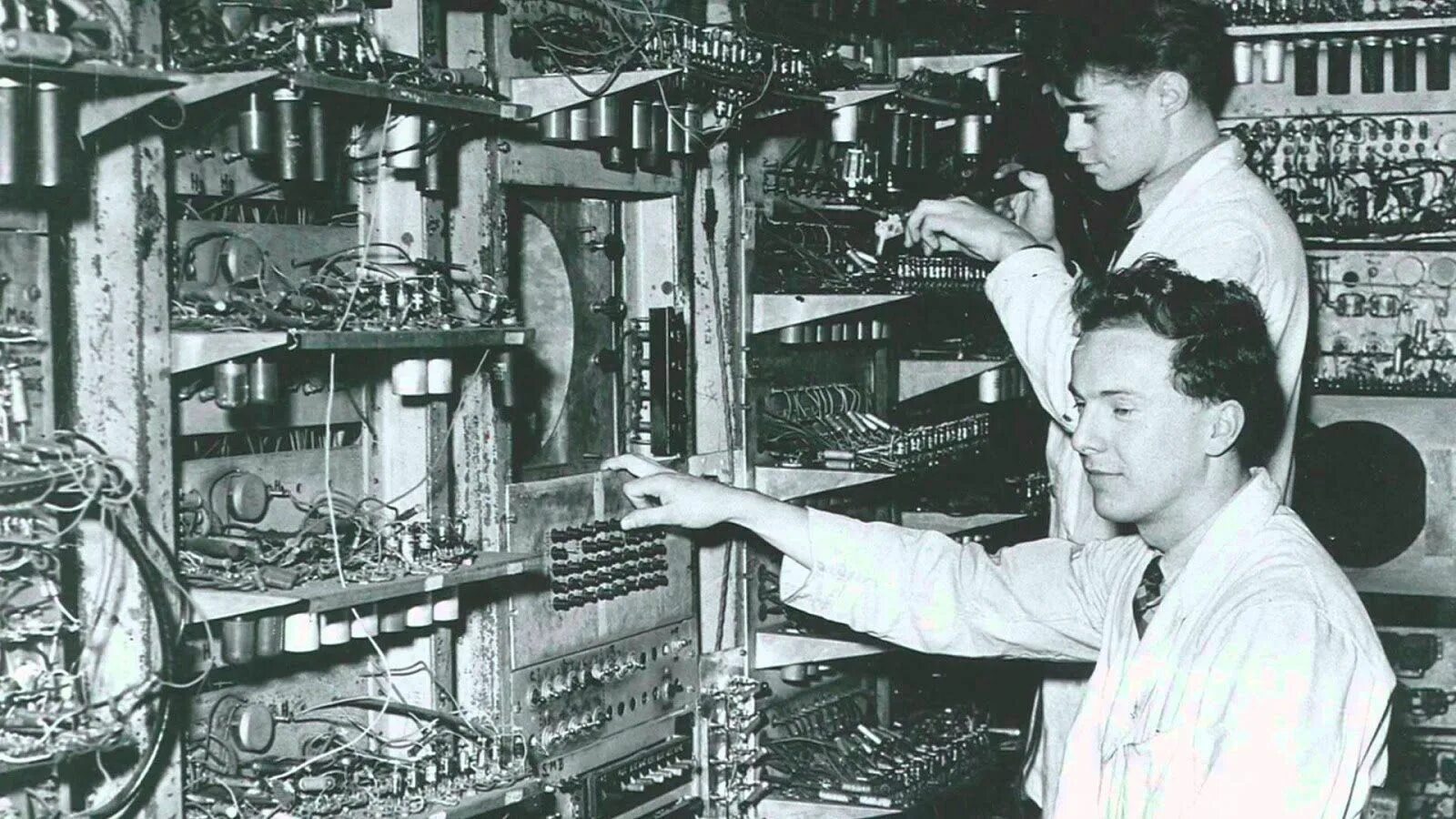 Компьютер начал. Манчестерская малая экспериментальная машина. Компьютер Ferranti Mark 1. Манчестерский Марк i. Манчестерская малая экспериментальная машина 1948.