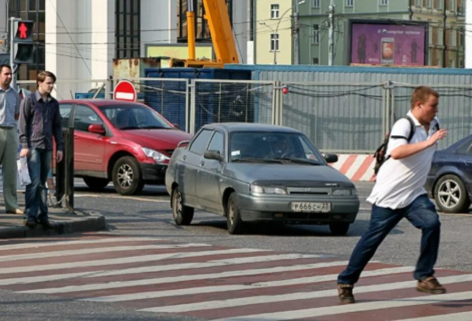Перебегает дорогу на красный. Пешеход. Пешеход на дороге. Пешеходы нарушают.