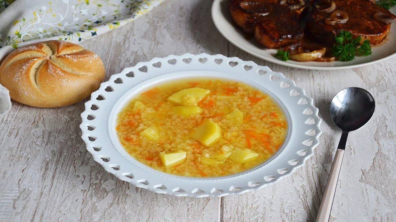 Суп с чечевицей и картофелем. Суп картофельный с чечевицей. чечевичный суп с картошкой. похлебка с картошкой и чечевицей. суп с чечевицей и картофелем и курицей.