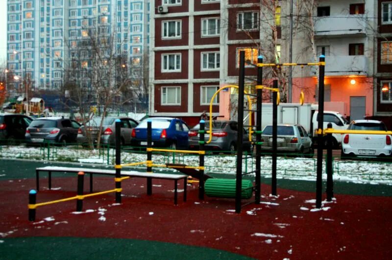 Фитнес орехово борисово. Спорт площадки в орехово-зуево. спортивная площадка во дворе. спортивные площадки в москве во дворах. спортивная площадка в жилом комплексе.