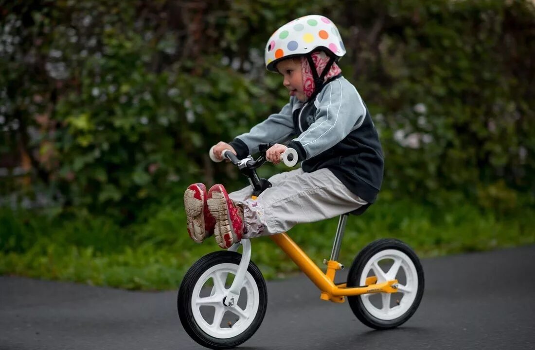 Беговелы со скольки лет. Беговел для детей. Детский велосипед без педалей. Детские беговелы. Велобег для детей.