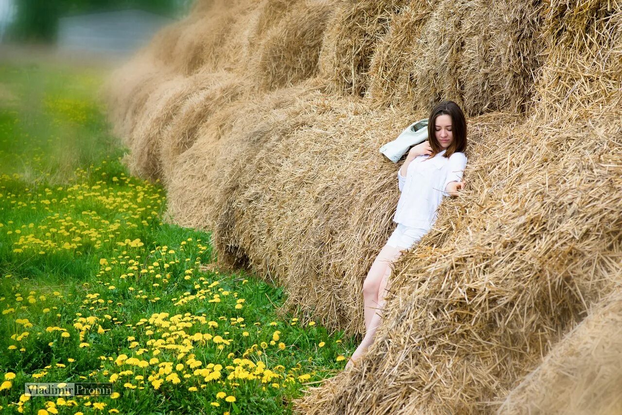 Фотосессия в поле. Фотосессия с сеном. Девушка в поле. Сено сеновал