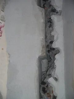 Щель в стене панельного дома