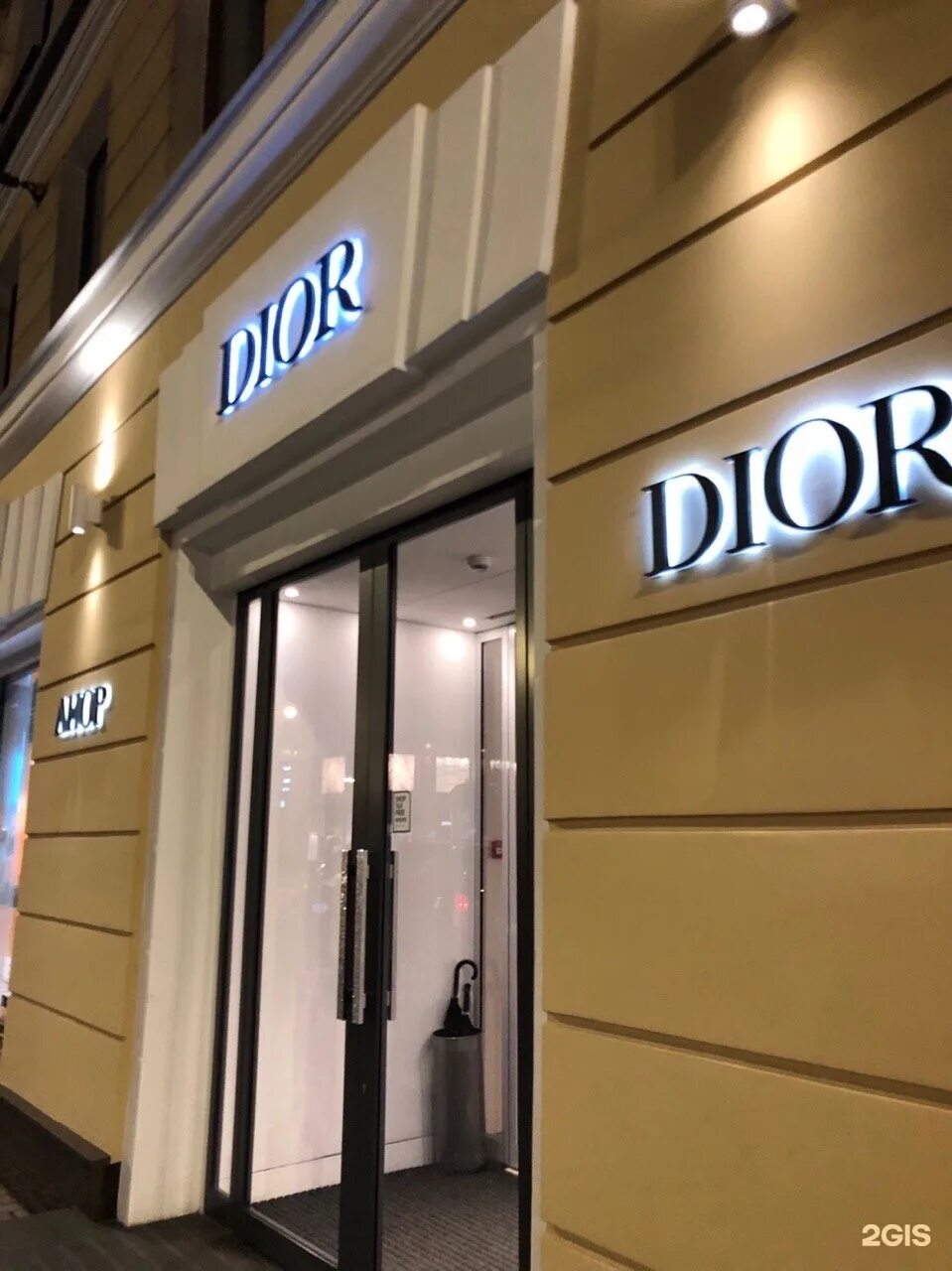 Флагманский магазин диор. Флагманский магазин диор. Dior спб. Офис диор в москве дмитровка. Бутик диор спб.