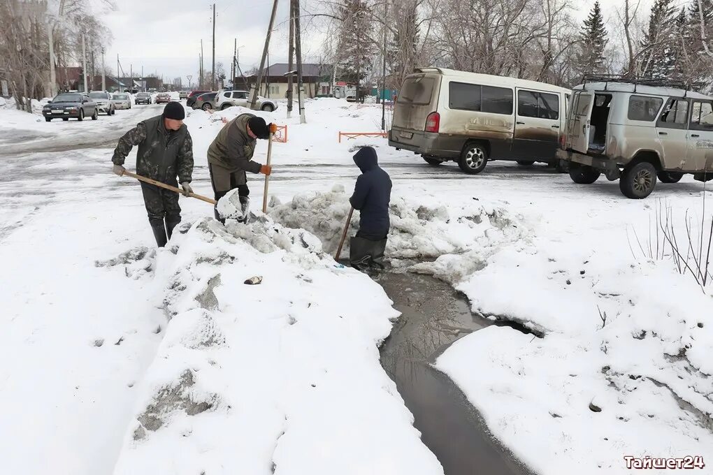 Очистка путей от снега. Очистка труб от снега. Очистка труб от снега. Чистка нефтяных труб. Очистка труб от снега.