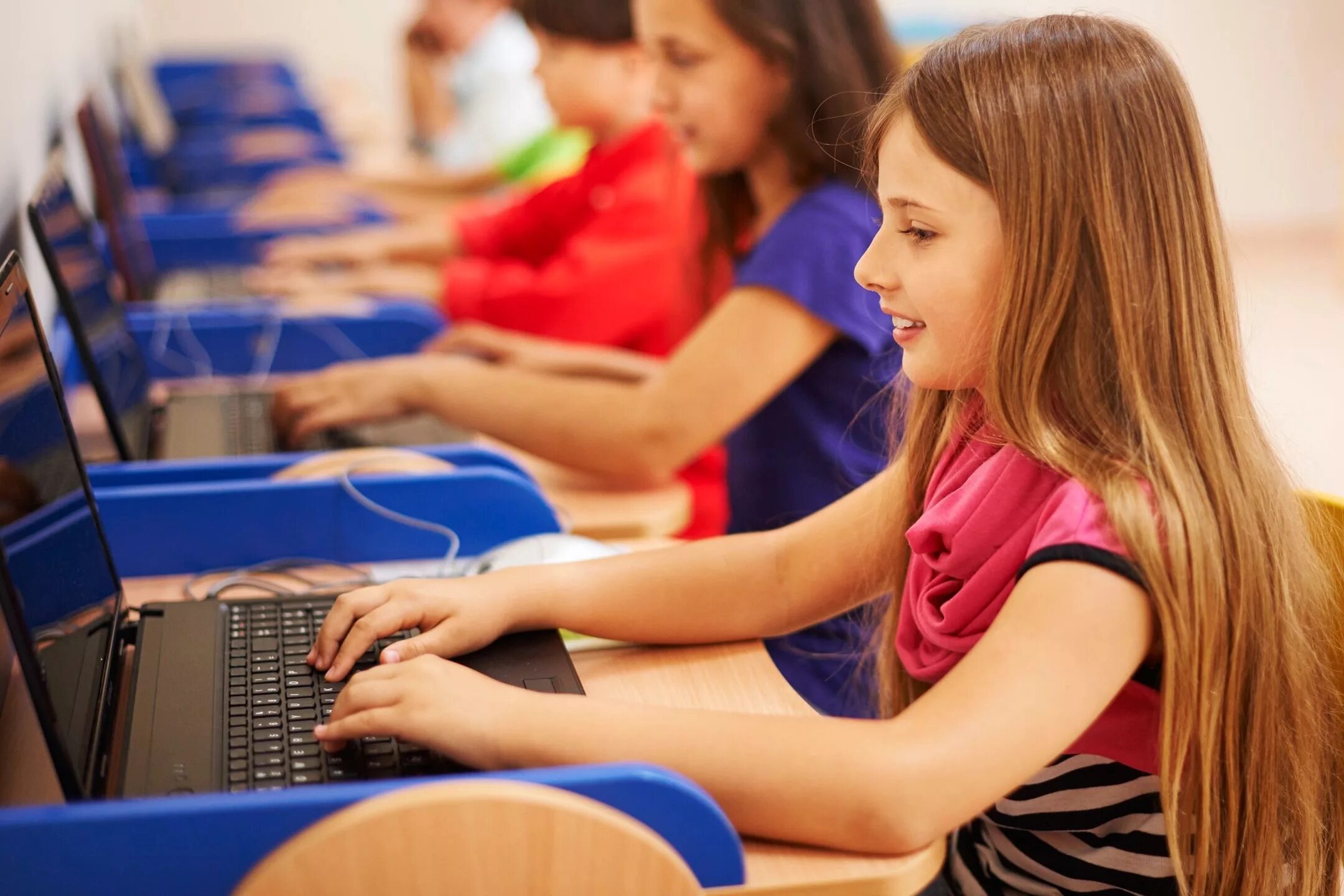 На уроках информатики учащиеся. Дети за компьютером в школе. Ребенок за компом. Подросток за компьютером. Ребенок сидит за компьютером.