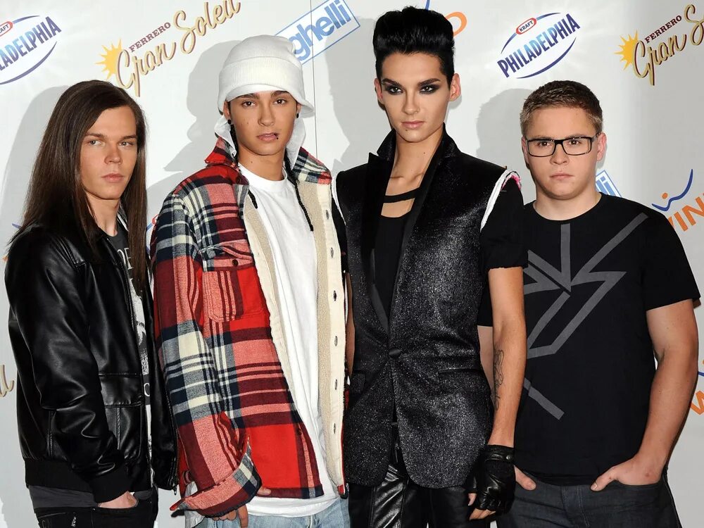 19 февраля 2010. 19 февраля 2010. Tokio hotel плакат. Билл каулитц 2010. 2008.