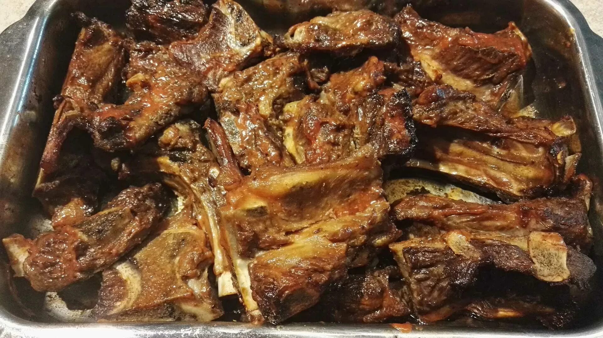 Ребрышки с овощами в афганском казане. Ребрышки в афганском казане. рёбрышки говяжьи в духовке. тушеные говяжьи ребра. говядина ребрышки в духовке.