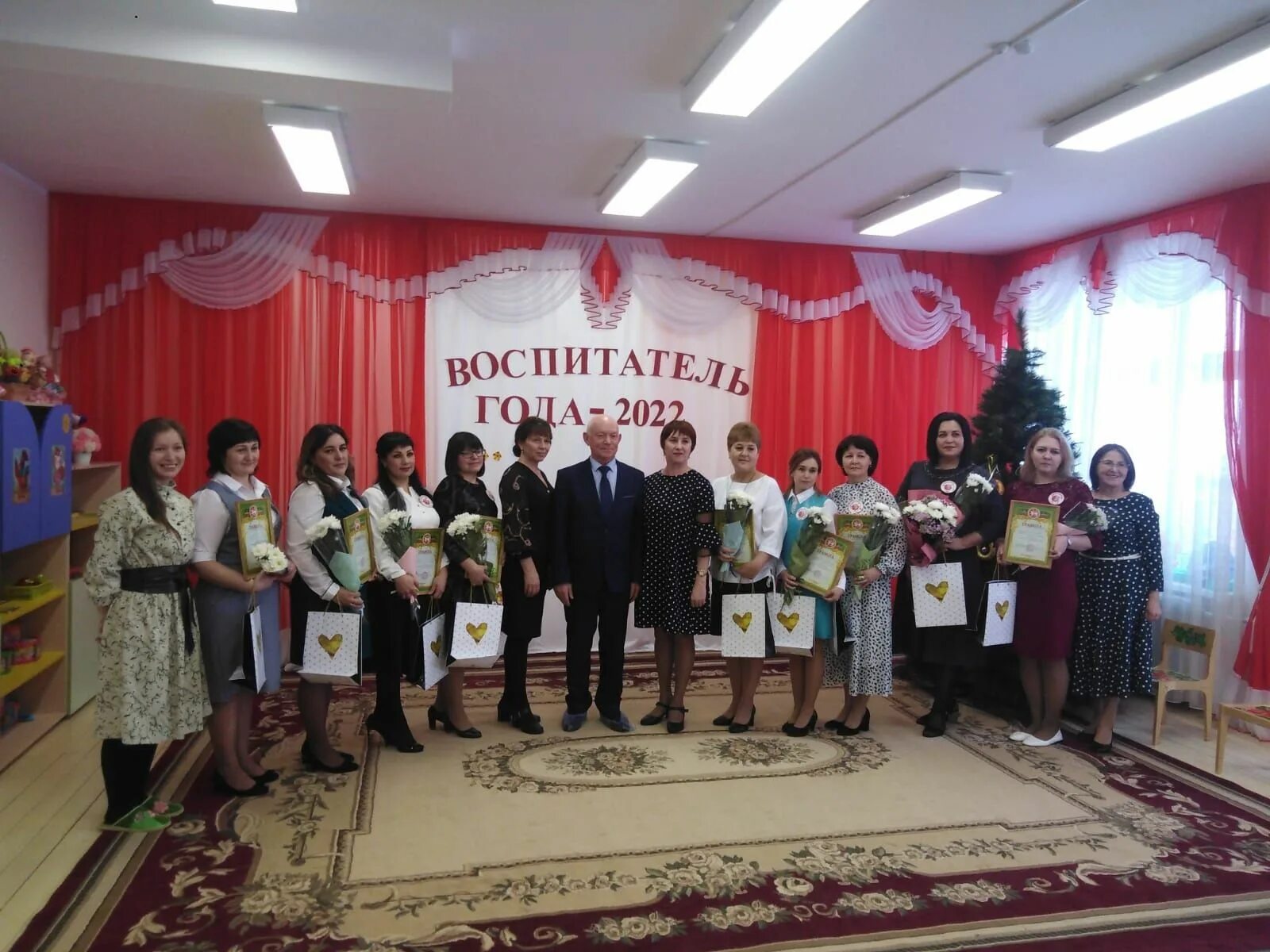 Педагог года 2020 воспитатель года. Сайт мбдоу дс 1 р. Учитель года мытищи 2021. Воспитатель 2021. Фотосессия воспитателя детского сада на конкурс воспитатель года.