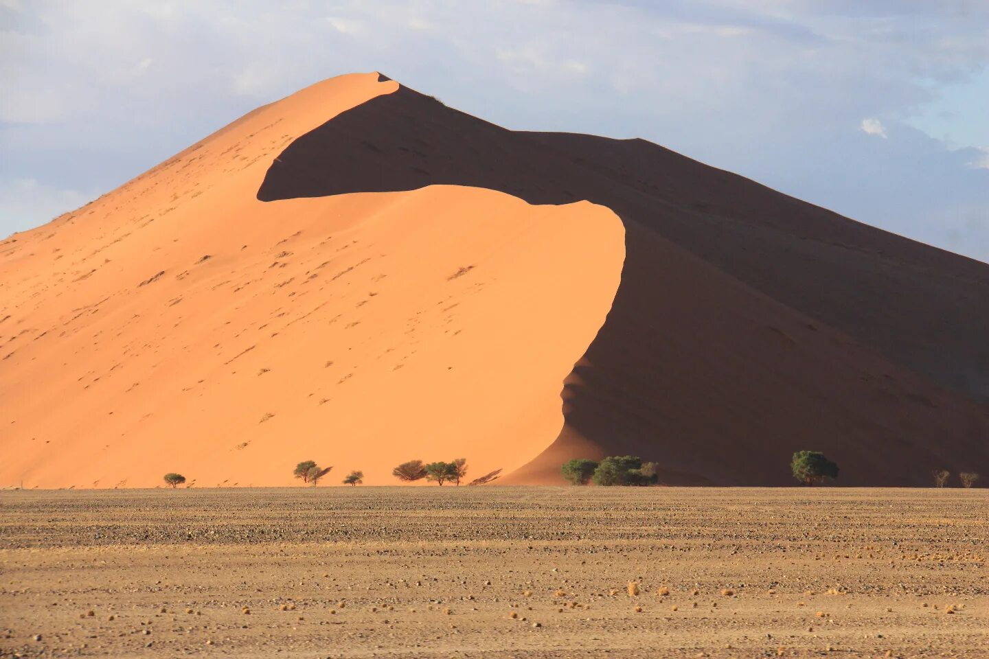 Самая большая Дюна пустыни Намиб. Самая высокая Песчаная Дюна. Самая большая Песчаная Дюна в мире. Пирамидные дюны.