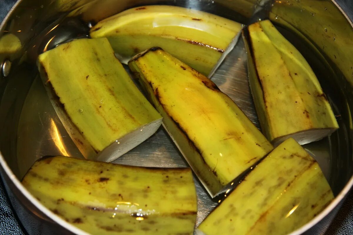 Рецепт банановой кожуры. Вареные бананы. Маринованные бананы. Зеленые бананы вареные. Банан в кастрюле.