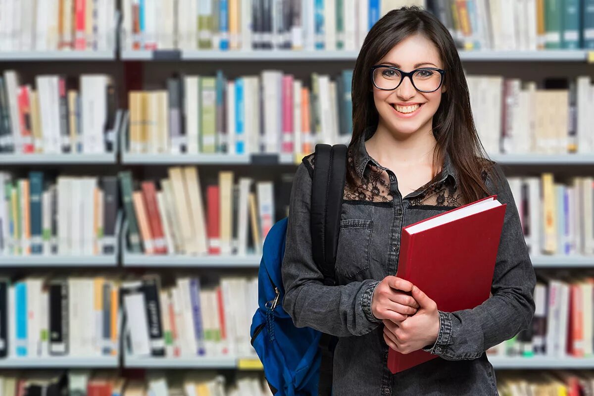 She a college student. Образованная девушка. Студентка вбиблиотеки. Девушка образование. Студенты университета, библиотека.