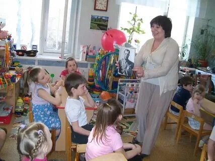 Девушка воспитатель в детском саду