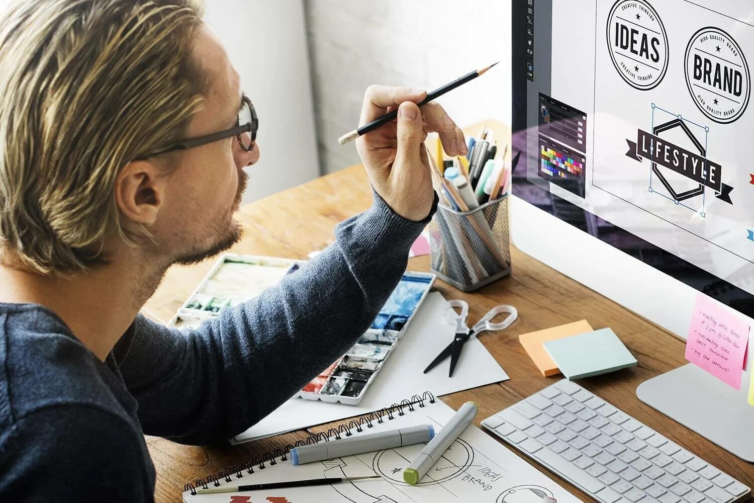 Специальный дизайнер. Услуги дизайнера. Специальный дизайнер. Дизайнер за компом. Специальный дизайнер.