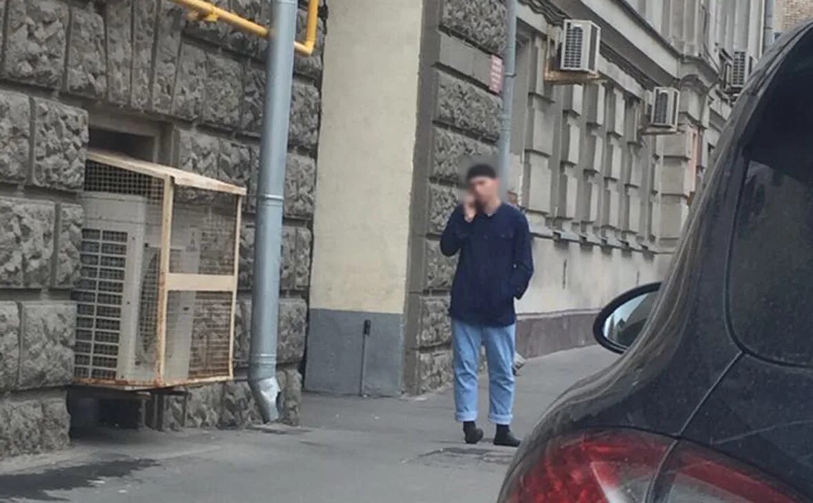 Квартира мужчина напали. Нападении на мужчину в новой москве. Нападение на сотрудника полиции. В москве мужчина напал. В москве мужчина напал.