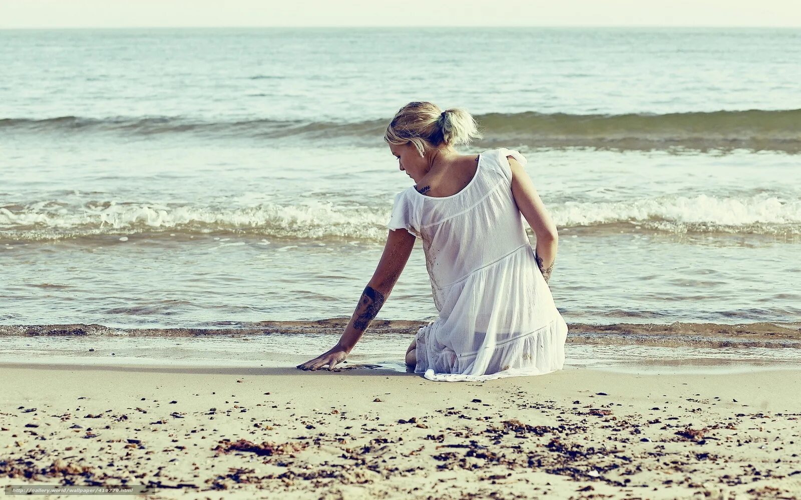 Человек камень. Обиды писать на песке. Девочка сидит на берегу. Одинокое море. Одиночество девушка.