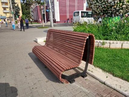 Скамейки змейки на трехсвятской