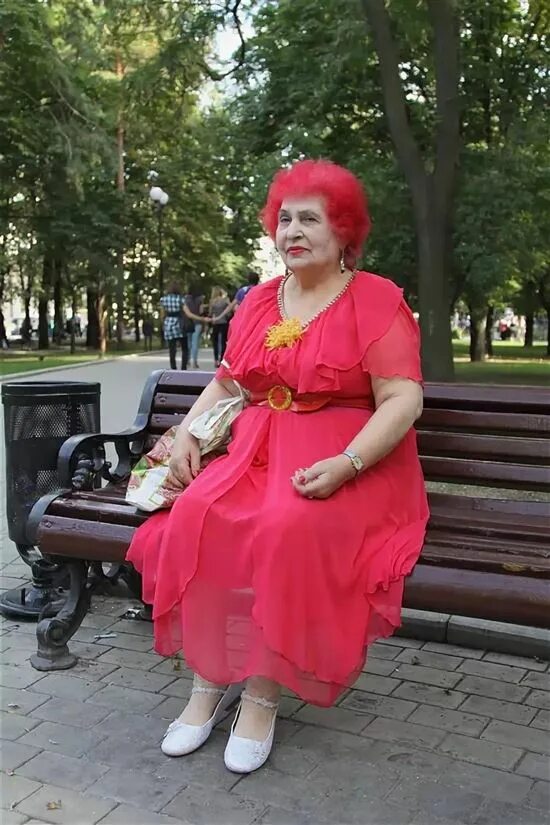 бабушка в платье. бадди уинкл. хелен миррен в 50. хелен миррен в 2022 году. бадди винкл в платье.