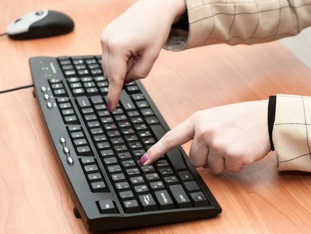 Пальцы на клавиатуре. Руки на клавиатуре. Клавиатура по пальцам. Человек с клавиатурой.
