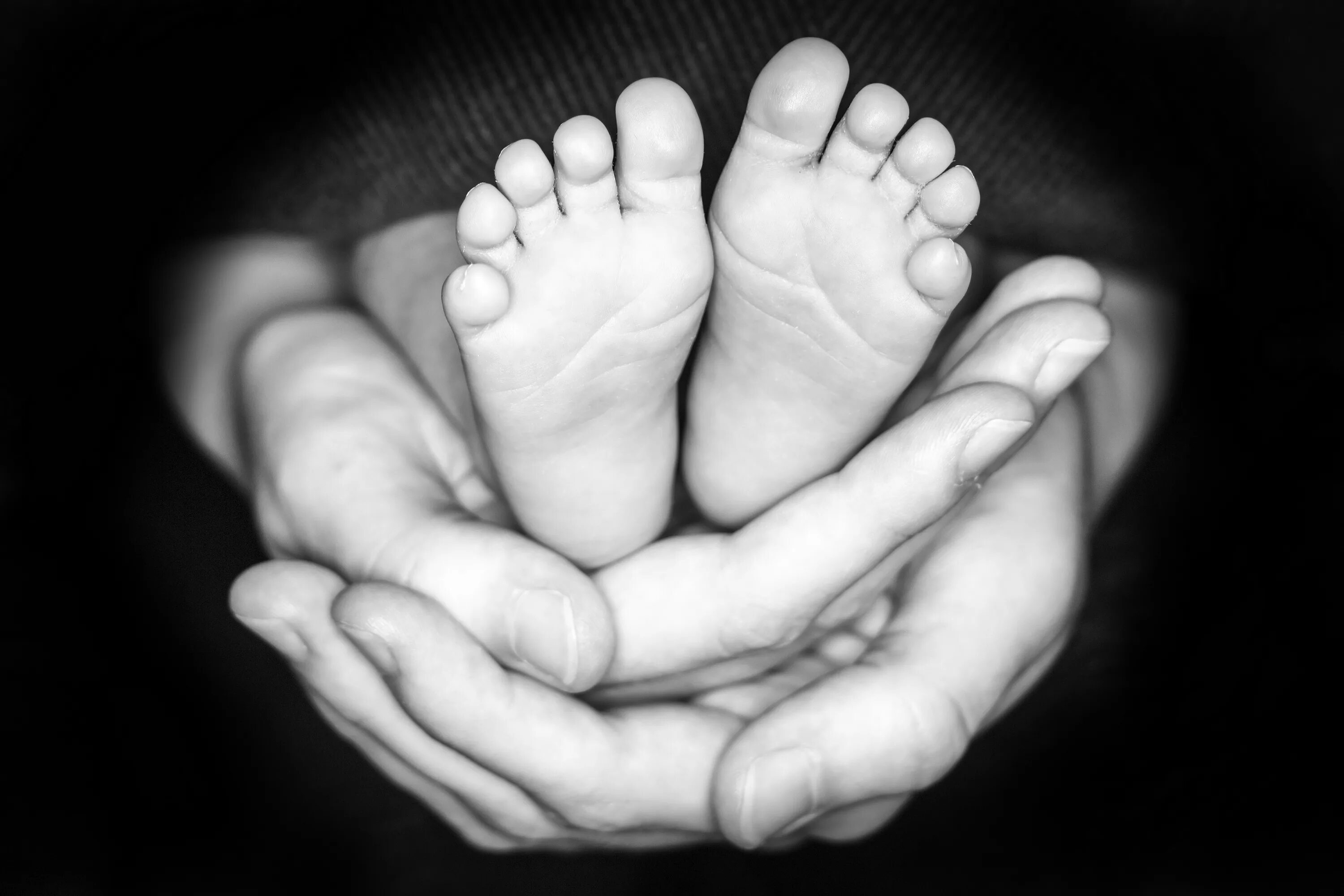 Пяточки младенца в руках. Детские ножки в ладошках. Ножки малыша в руках. Ножки ребенка в руках родителей. Ноги мамы для детей