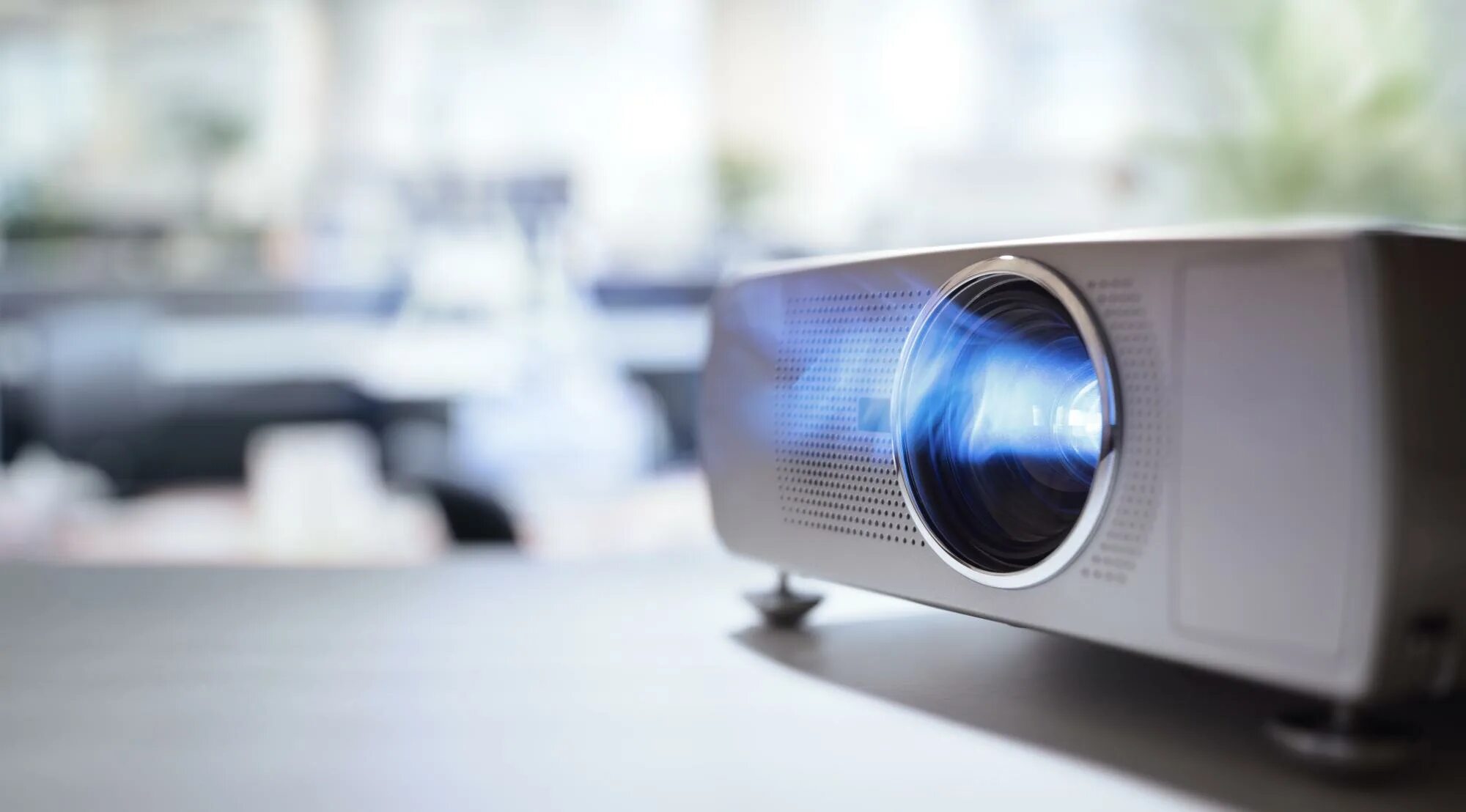 Проектор дома видео. Epson 2025 проектор. epsom 2025 проектор. philips 2025 проектор. проектор красивый.