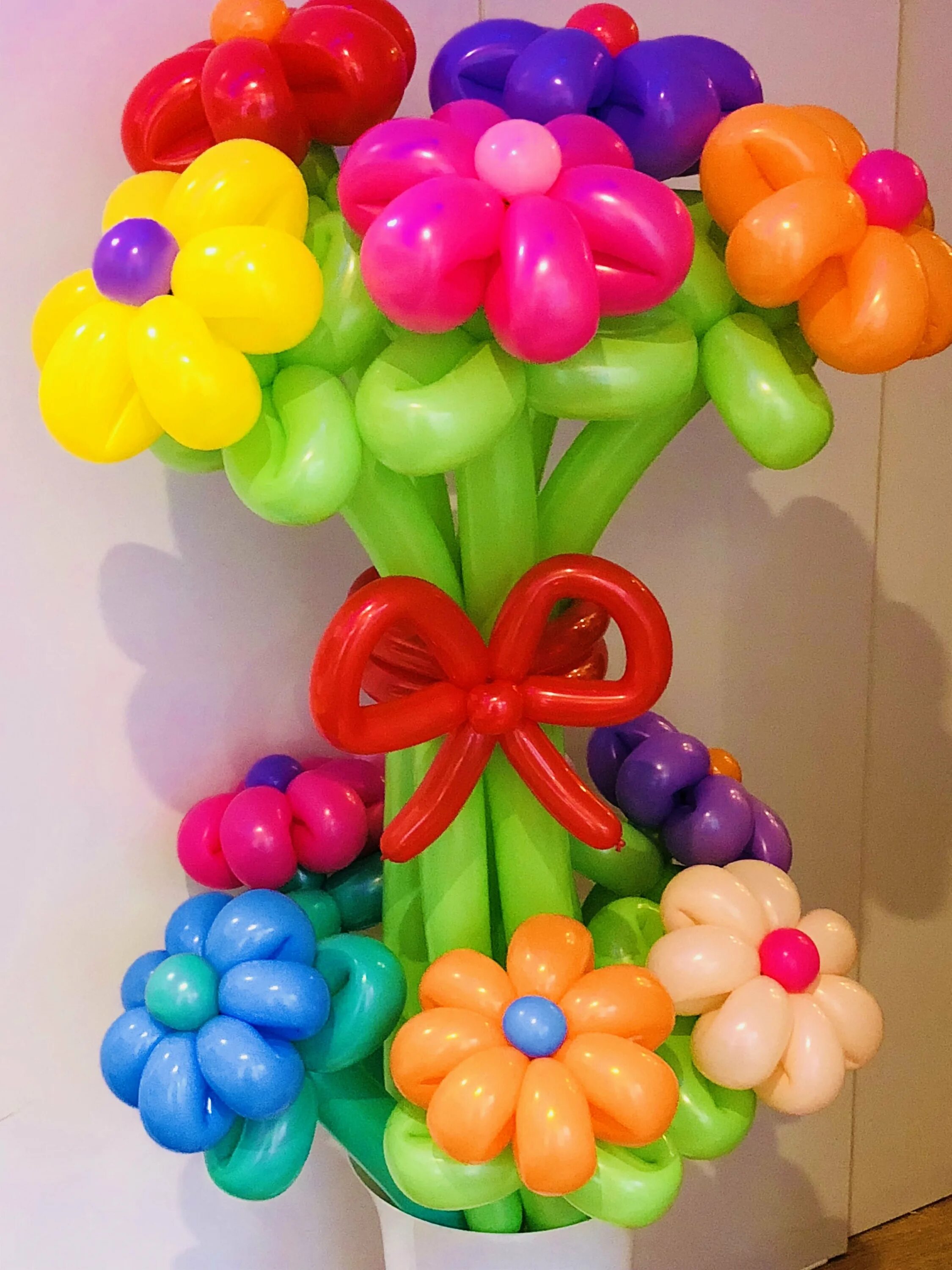 Как сделать букет шарами. Букет из шаров. Цветы из шариков. Букет цветов из шаров на день рождения. Цветы из надувных шаров.