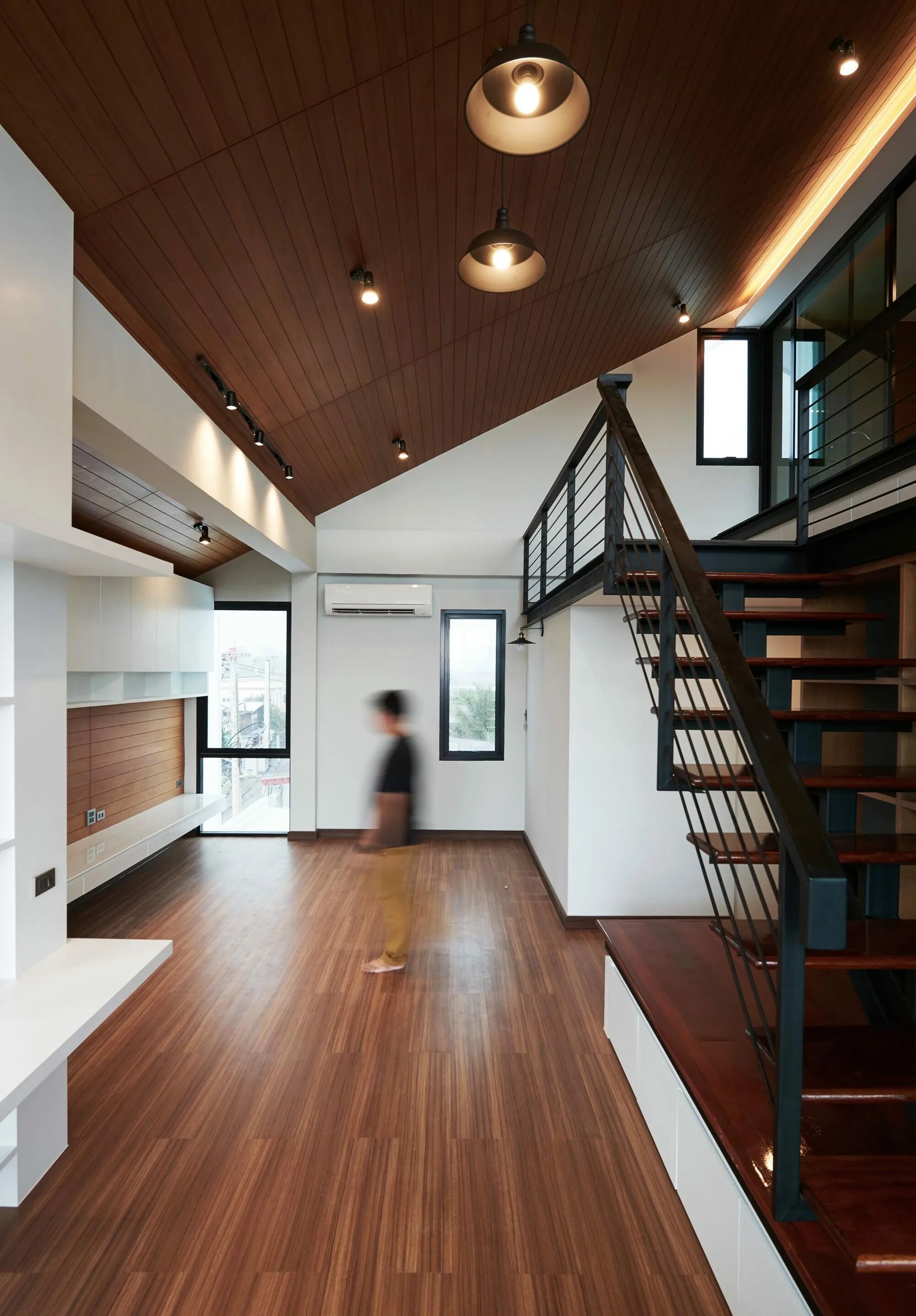 Кухня гостиная с лестницей на второй этаж. Двухэтажный дом внутри. 2 этажный дом внутри. 2 этажный дом внутри. 2 этажный дом внутри.