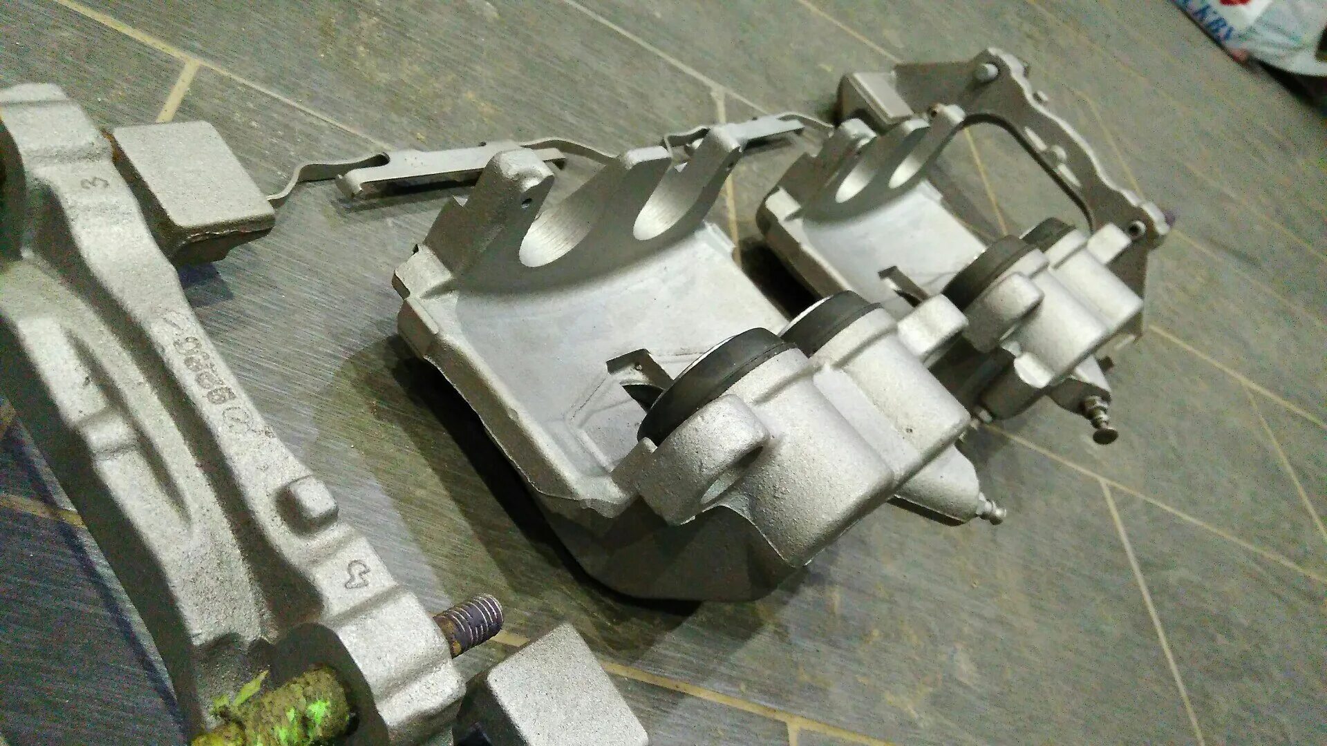 Алюминиевые суппорта. Накладки на суппорта алюминиевые. Колпачки на суппорта. Суппорта задние 2-х поршневые zx100. Алюминиевый суппорт 15 диск.