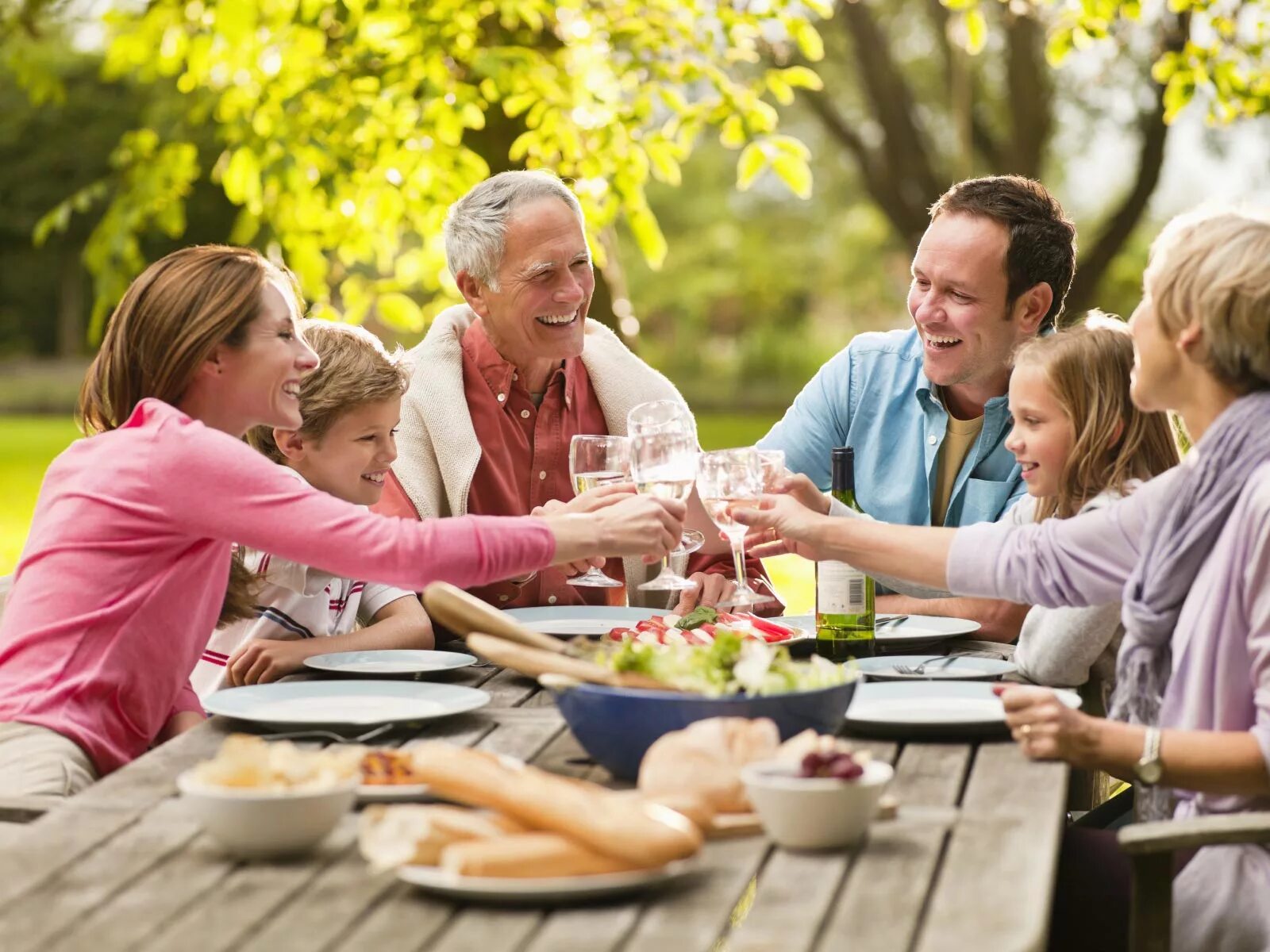 Family round. Семья за столом. Встреча с родственниками. Семейный ужин. Встреча с друзьями и родственниками.