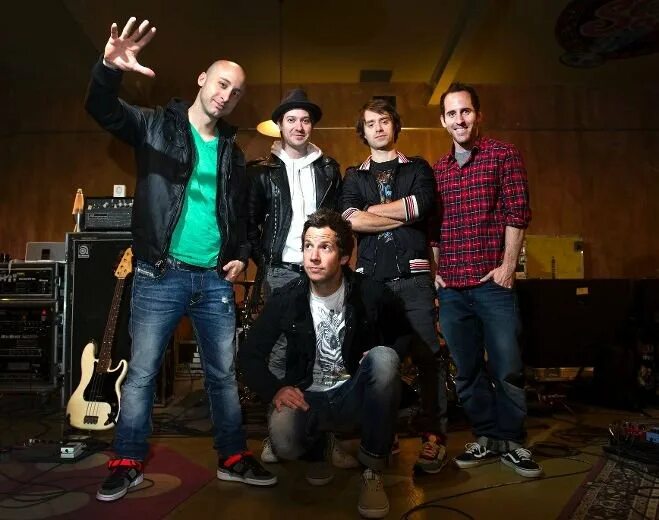 Группа simple Plan. Simple музыкант. Simple Plan на сцене. Simple plan gone