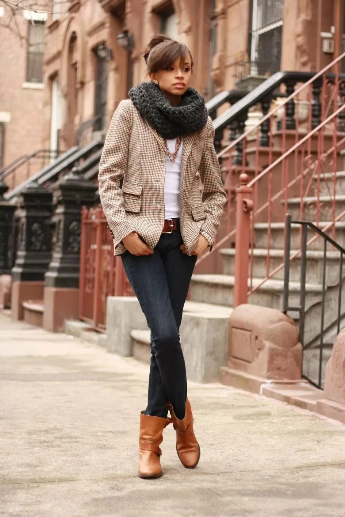 Тимберленд образы. Осенние образы с ботинками. Осенний стиль. Ботинки женские образы. Юбка с ботинками.