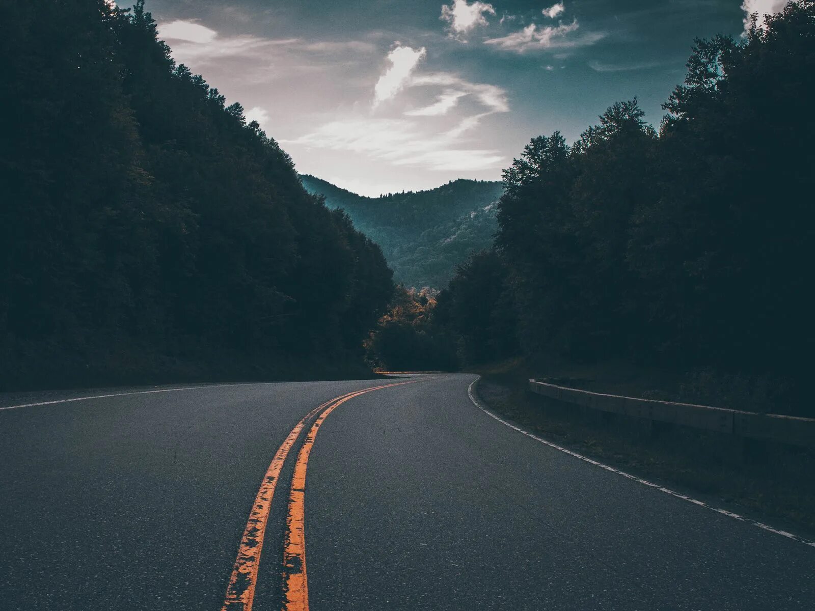 Трасса в лесу. Дорога поворот. Дорога в лесу. Опять в природе поворот. Загородная дорога.