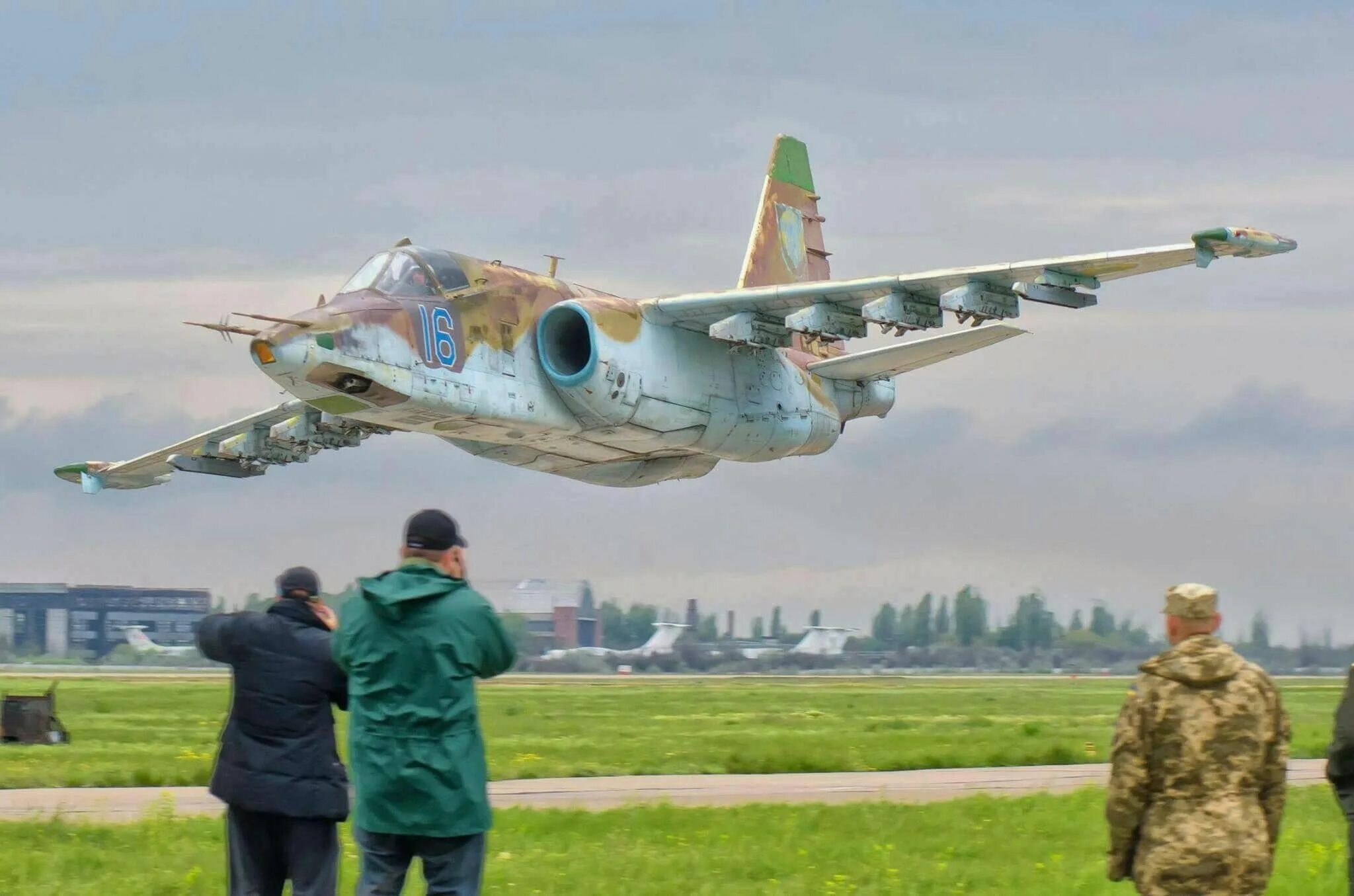 Су 25 Грач на Украине. Су-25 ВВС Украины. Истребитель Грач Су 25. Су-25 Штурмовик Украина.