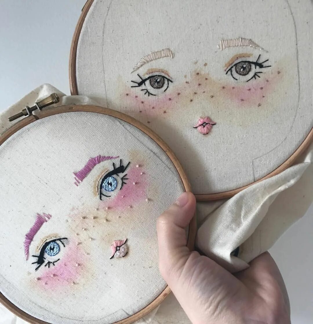 лицо тряпичной куклы. лицо тряпичной куклы. вышитое лицо. вышивка портретов. вышитое лицо куклы.