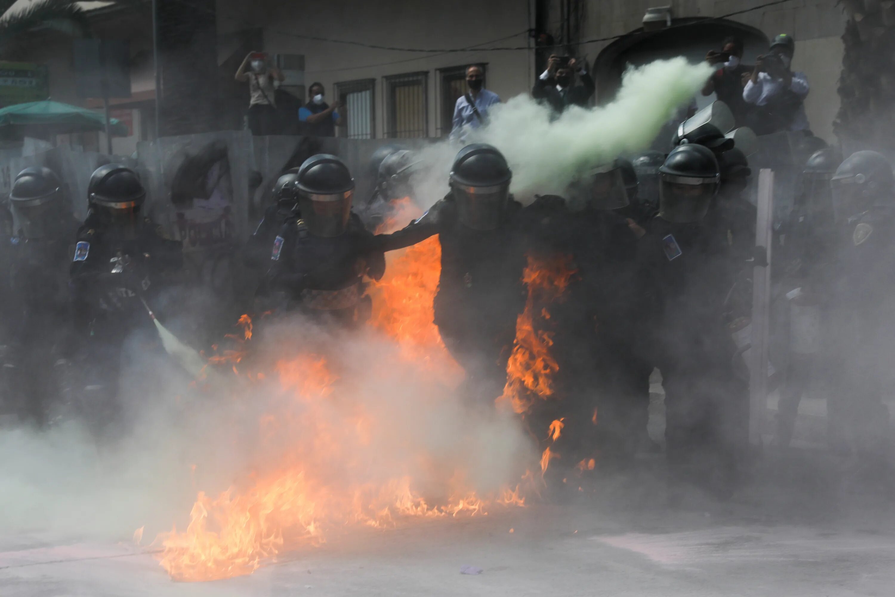 Митинг в мехико сегодня. Толпа. Мексика митинг. Мексика политика. Мексика митинг.