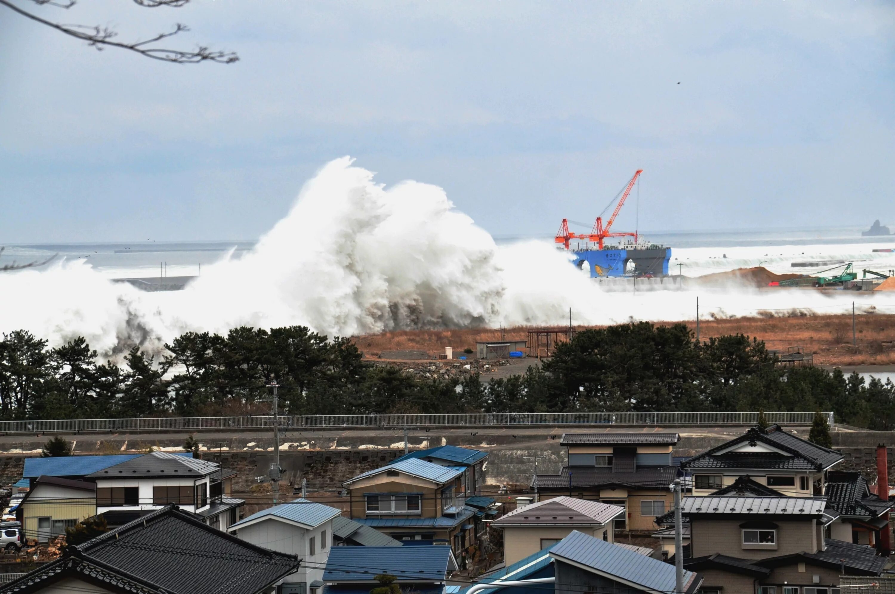 Цунами вызванные землетрясениями. Волна ЦУНАМИ В Японии. ЦУНАМИ острова Идзу и Миякэ. Фукусима ЦУНАМИ волна. ЦУНАМИ В Японии в 2011 высота волны.