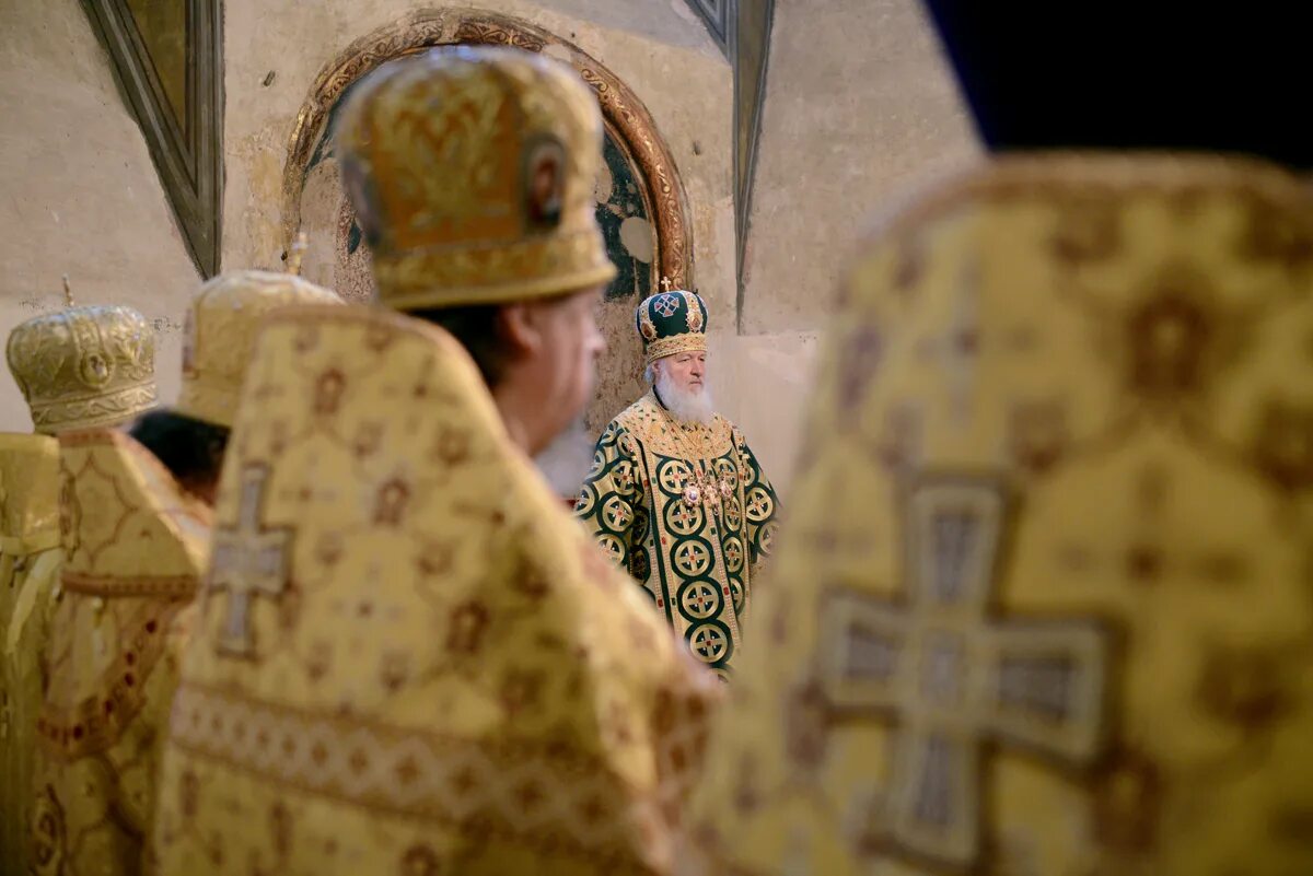 мощи святого николая чудотворца в москве в храме христа. мощи святителя николая в петербурге 2017. елоховский собор мощи алексия. мощи в москве 2023. ковчег с мощами георгия победоносца покровская епархия.