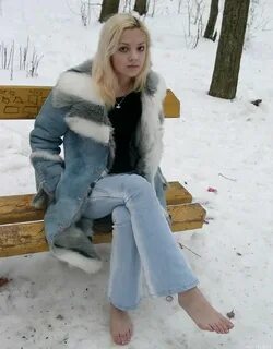 Женщины босиком по снегу