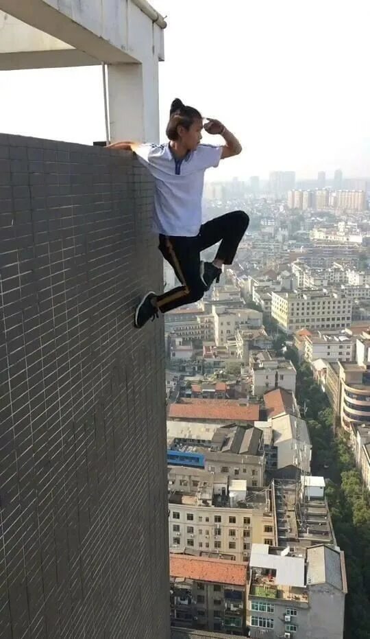 прыгает с небоскреба