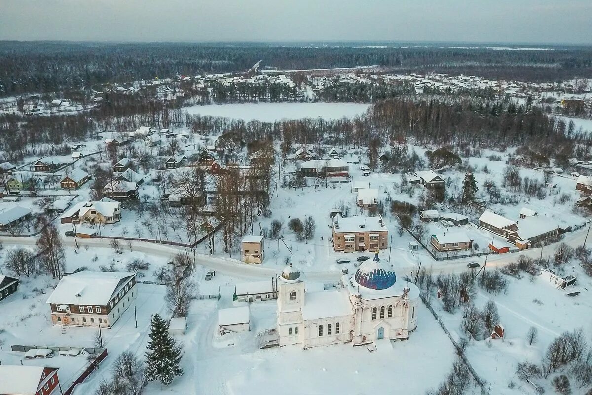 Погода в угловке новгородской области на 10. Поселок Угловка. Поселок Угловка Новгородской области. Церковь Рождества Христова Угловка. Угловка Новгородская область Церковь.