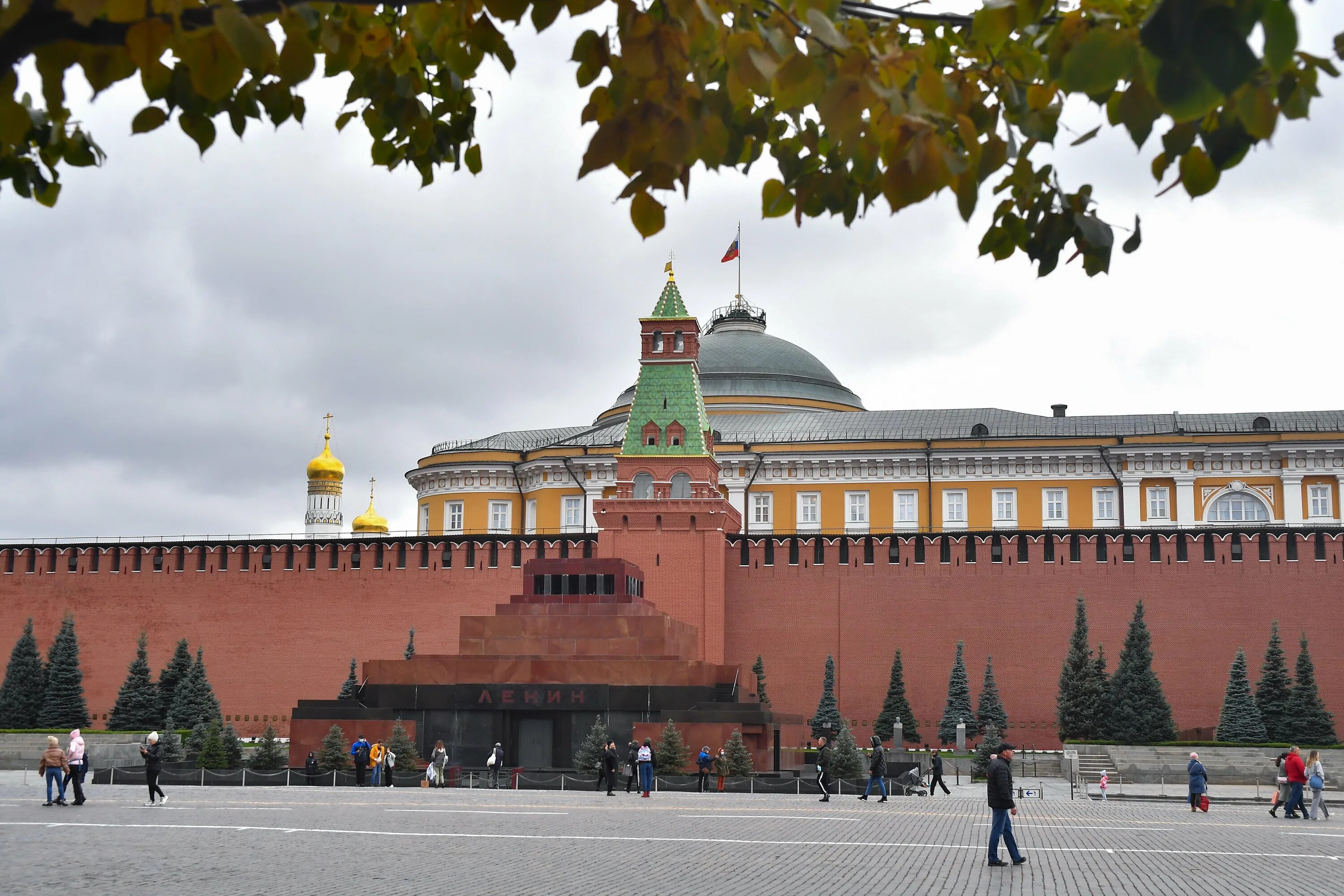 Kremlin 9. Красная площадь вид напротив мавзолея Ленина. Кремлёвская стена Московский Кремль и мавзолей. Фотографии из Кремля. Мавзолей закрыт.