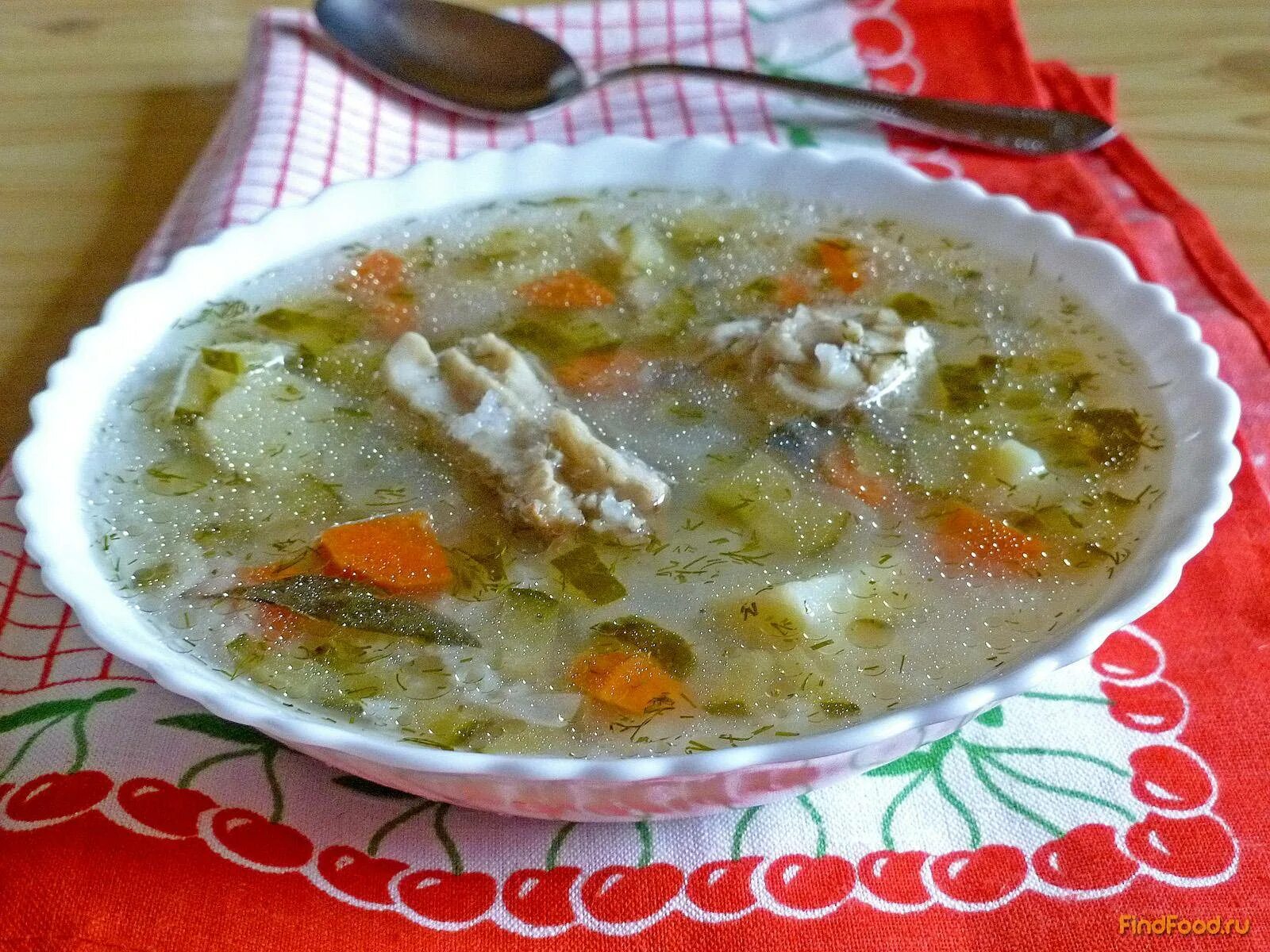 Рассольник рыбный. Рассольник с перловкой и солеными огурцами. Рассольник с рыбой. Суп с солеными огурцами.