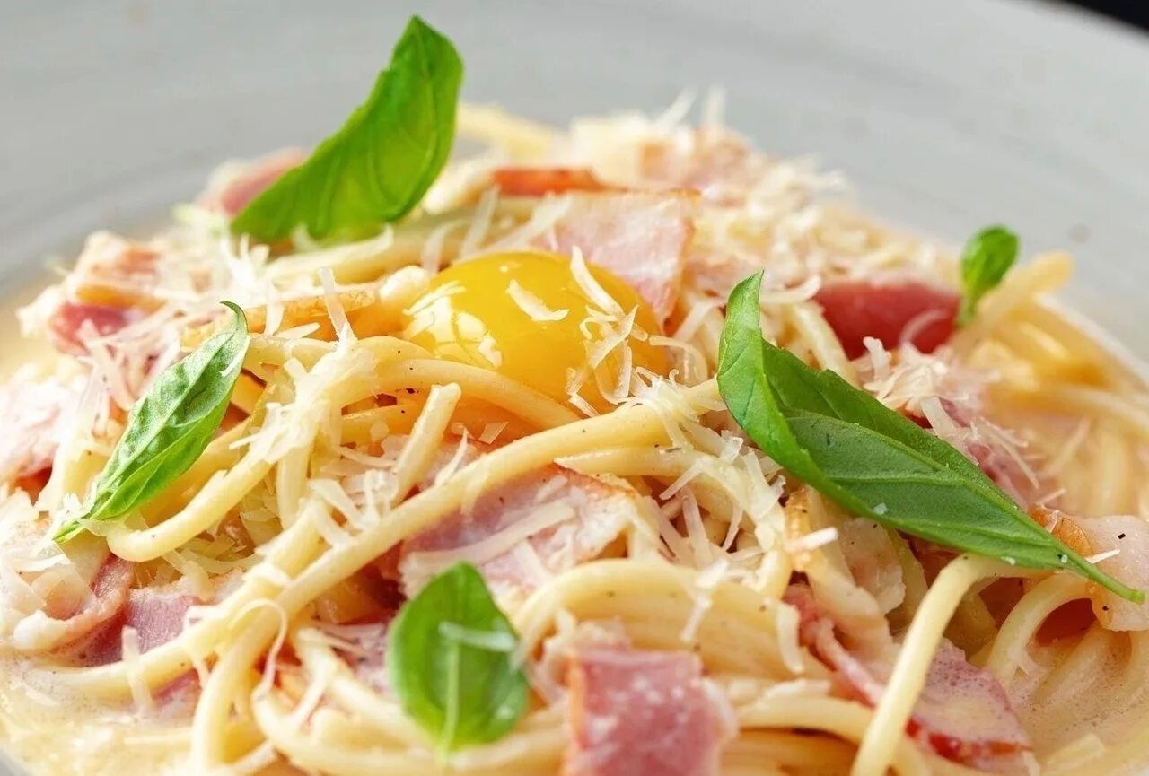 Карбонара. Спагетти карбонара с беконом и сливками. Паста карбонара «pasta alla carbonara». Самая вкусная карбонара. Паста карбонара.