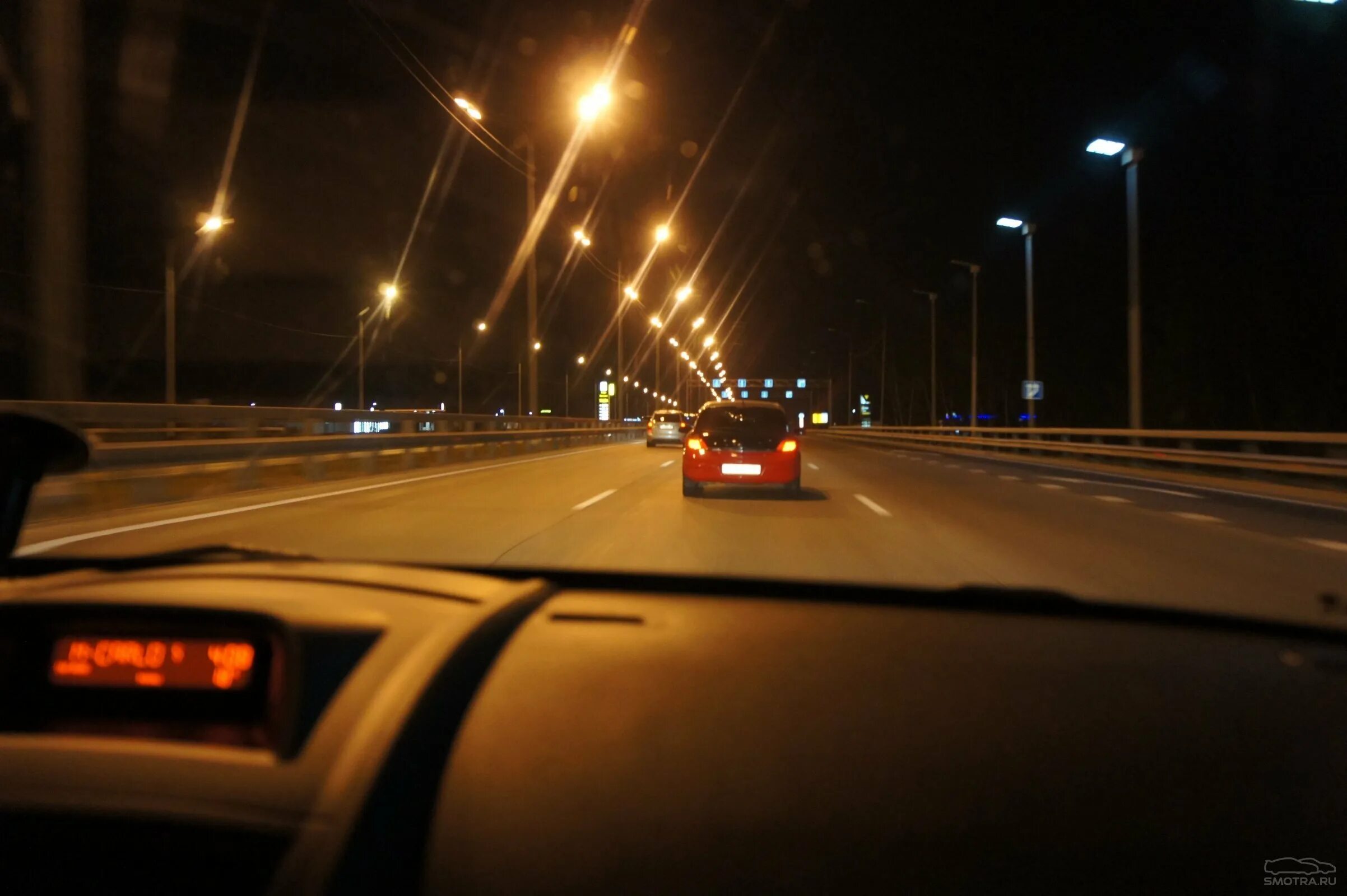 Ночной вид из машины. Вид из машины на ночной город. Машина ночью на дороге. Ночная дорога. Ночной выезд