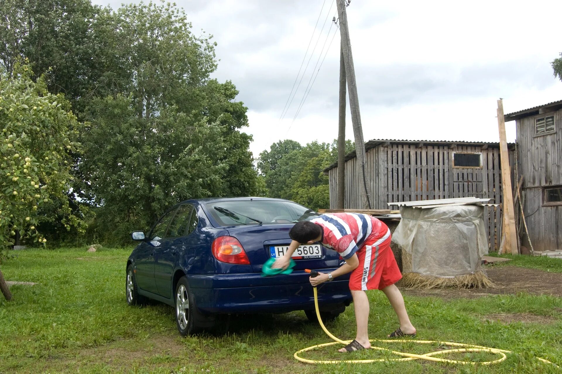 Мытье машины на дачном участке. Мыть машину в деревне. Моет машину на даче. Помыл машину на участке. Можно мыть машину во дворе частного дома
